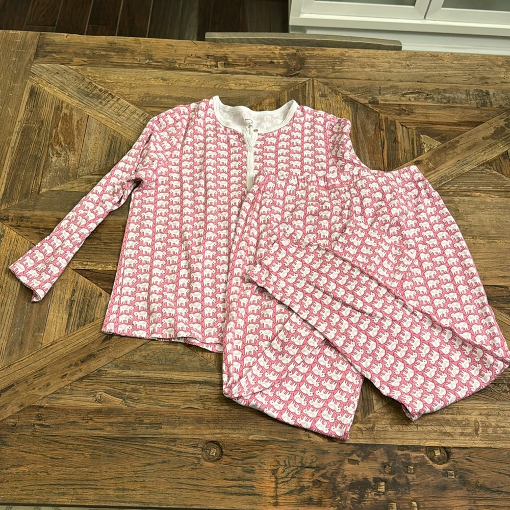 Roller Rabbit women’s pajamas set -size M- pink with white elephants-gently used